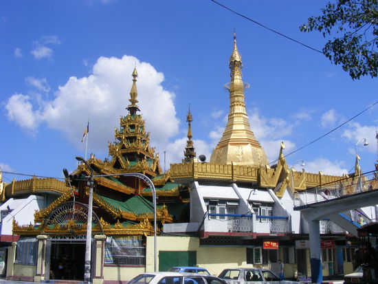 Sule Pagode in Yangon. Hier fanden die Moenchsdemonstrationen statt, die leider gewaltsam niedergeschlagen wurden.