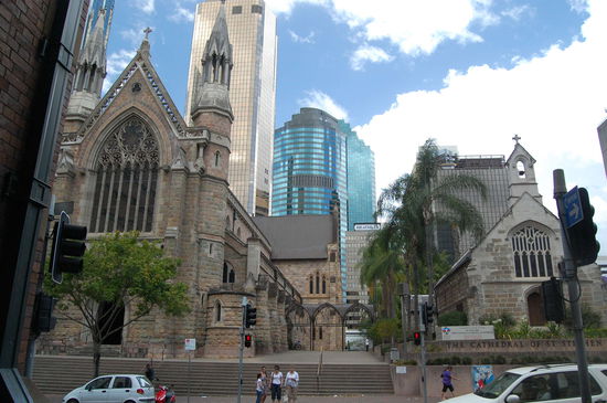 zwei Kirchen.... aber toller Kontrast. Alt und Neu