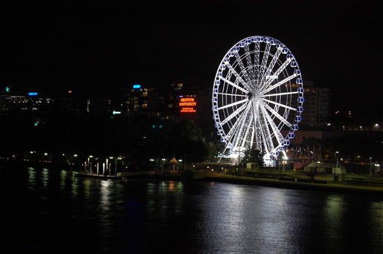 Wheel of Bribane bei Nacht