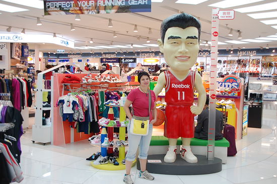 das ist Yao Ming, ein Chinese in der NBA. Er ist 2,29 Meter groß...und daneben Myriam, 1,56 Meter....