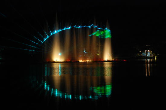 Lasershow auf dem See nach der Safari