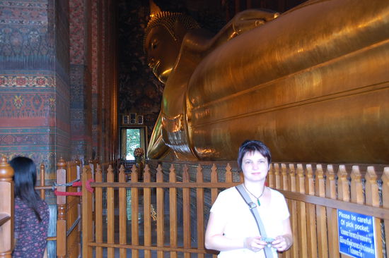grosser Buddha, kleine Frau 