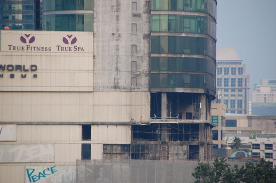 Das ist das ehemalige Central World Plaza. Es wurde während den Unruhen Anfang des Jahres in Brand gesteckt und wird jetzt renoviert.