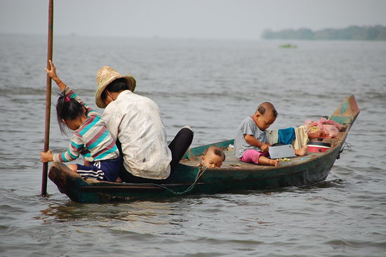 eine Familie beim Angeln