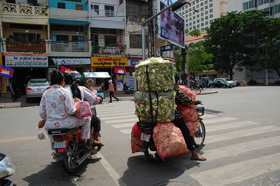 hier wird alles auf dem Moped transportiert