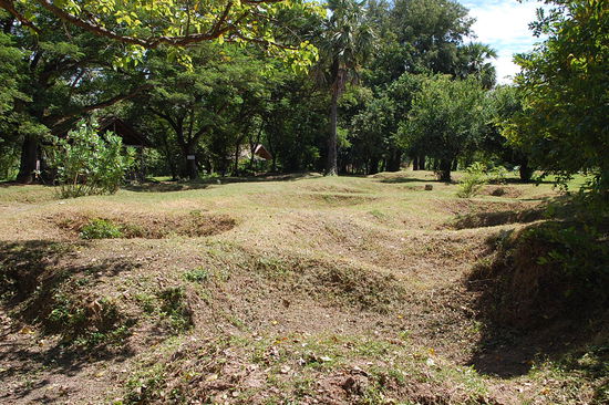 Die Krater sind Massengräber. Hierin wurden bis zu 450 Tote gefunden.