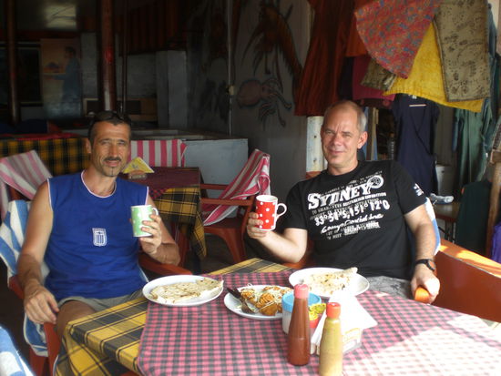 so lässt es sich aushalten.... Nan, Pakora und ne Tasse Kaffee