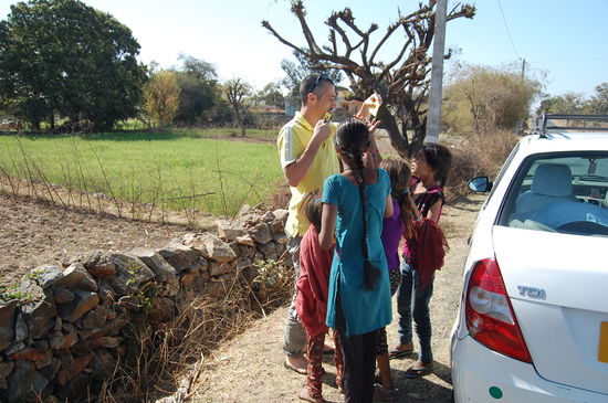Mathias beim verteilen von Kugelschreibern