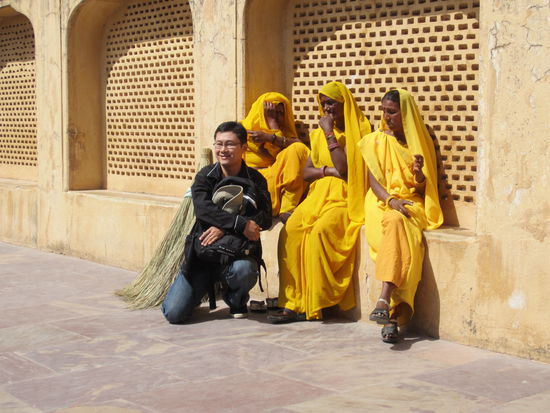 Die in der Mitte hat die Kohle eingesackt. Wir haben uns in die Nische nebenan gesetzt. Und sie da.....