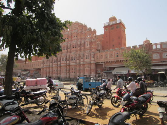 Gelegen an einer Hauptstrasse
