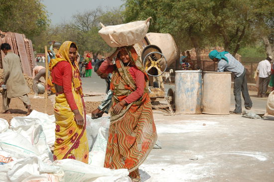 auch die Frauen arbeiten hier am Bau