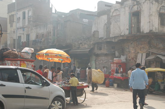 Morgens um 9h gegenüber vom Geldwechsler, da wohnen auch noch Leute drin.