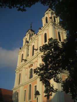 Eine nette Kirche in Vilnius im Sonnenuntergang
