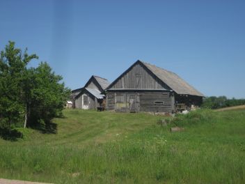 Hof auf dem Weg in den Ort