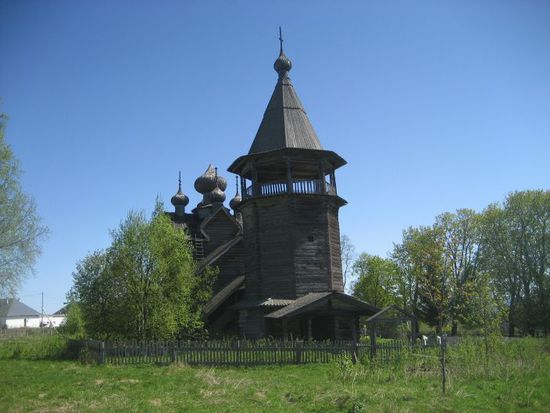 Eine Holzkirche am Straßenrand