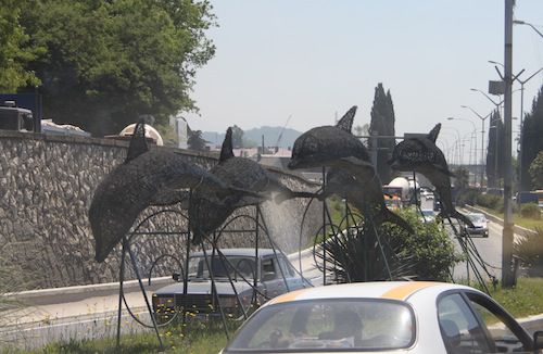 Delphin Deko am Straßenrand von Sotschi. Leider sind wir nicht im Dunkeln daran vorbeigekommen, dann leuchten die bestimmt. Sie waren zumindest verkabelt.