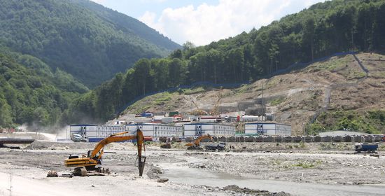 Anstatt Schnee bekommen wir aber nur eine Baustelle nach der anderen zu sehen. Nach der Olympiade kommen wir wieder und gucken mal wie es geworden ist!