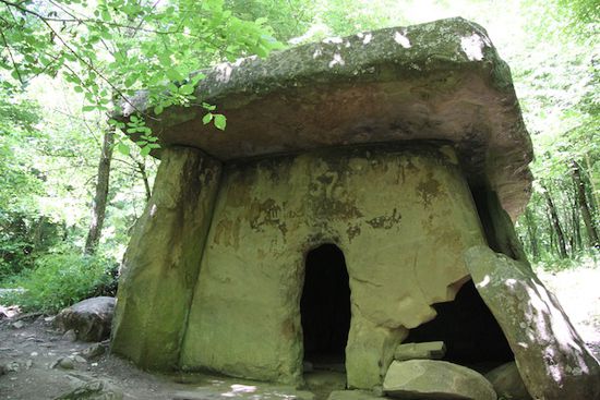 Einer der Dolmen auf den man seine Hände legt und dreimal drum herum läuft