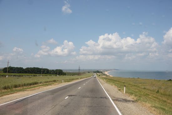 Straße immer dem Asovschen Meer entlang auf der Taman-Halbinsel