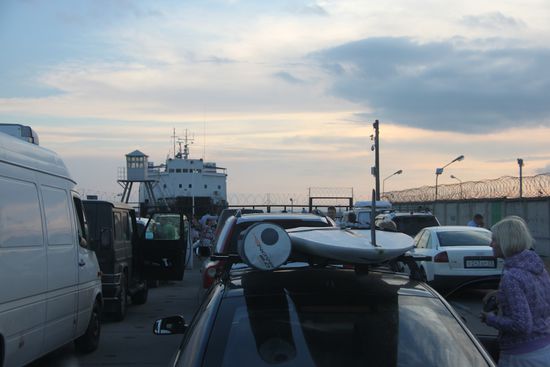 Warten auf die Fähre an der russisch-ukrainischen Grenze