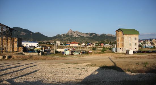 Hier noch ein morgendliches Foto von unserem Stellplatz in Koktebel, die Berge im Hintergrund sind malerisch