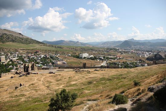 Blick von oben auf die Mauern und die Berge