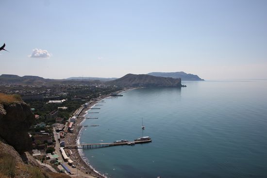 Und hier der Blick auf die andere Seite: das Schwarze Meer und der völlig überfüllte Strand von Sudak