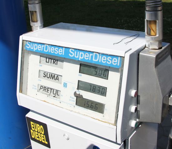 Unsere letzten Geldscheine vertanken wir und treffen dabei auf eine Zapfsäule, die noch aus DM-Zeiten stammt. Hier allerdings zeigt das Feld die Literzahl an 