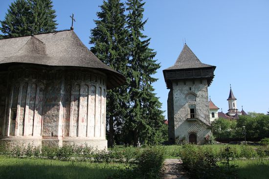 Das Kloster Humorului mit nebenstehendem Turm