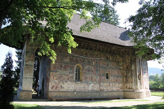 Hier die gut erhaltene Außenfassade der Kirche