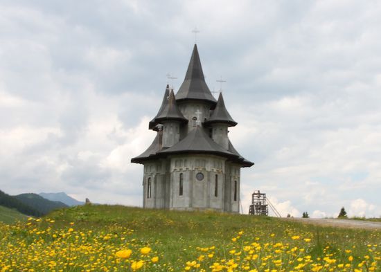 Als Belohnung für die holperige Auffahrt auf den Pass gibt es oben eine Kirche zu besichtigen