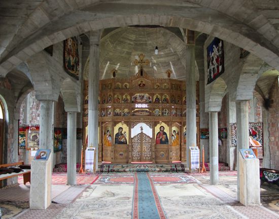 Etwas ungewohnter Anblick die unverputzten Wände im Inneren, aber trotzdem schön dekoriert