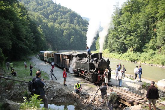 Bitte einmal Wasser und Brennholz!