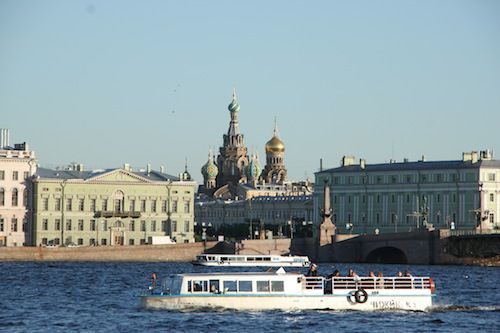 Blick auf die Newa mit Bötchen und im Hintergrund meine Lieblingskirche hier in Sankt Petersburg