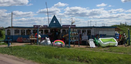 Am Straßenrand der M10 gibt es alles mögliche zu kaufen. Nicht nur Obst, Gemüse oder diverses Eingelegtes sondern eben auch Spielzeug in allen möglichen Varianten