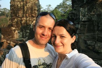 Vor dem Tempel mit den über hundert Gesichtern