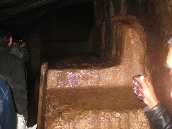 Opfertisch, Altar, oder Sessel ?