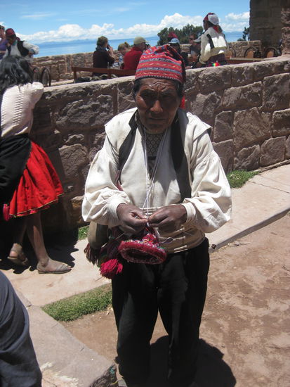 100 Jahre und er strickt immer noch aja lt. Mütze ist er verheiratet