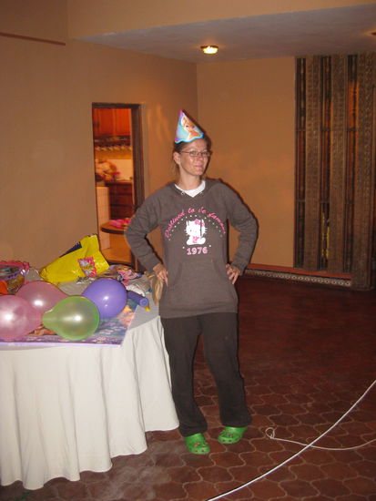 ich bekam von der Rosa die Tinkerbellkrone verliehen fürs Luftballonzusammenbinden ohne Schnur wie die Peruaner 