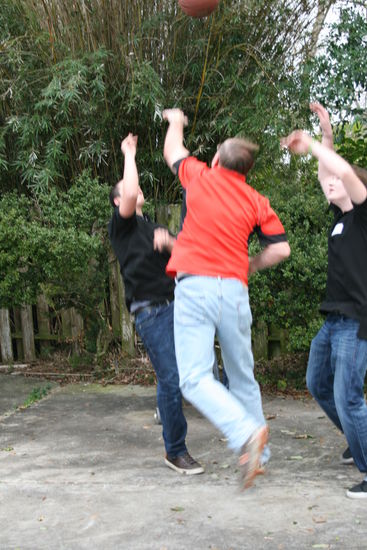 gleich fliegen ihm die letzten Haare auch noch weg...