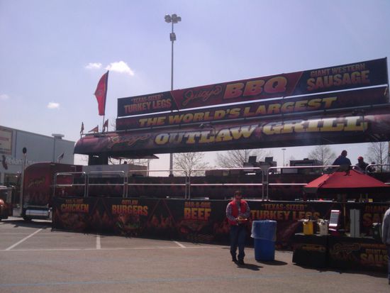 ziemlich großer Grill-Truck!