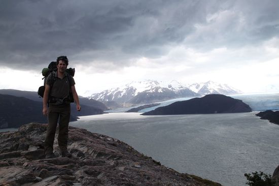Bedrohliche Bewoelkung ueberm Gletscher