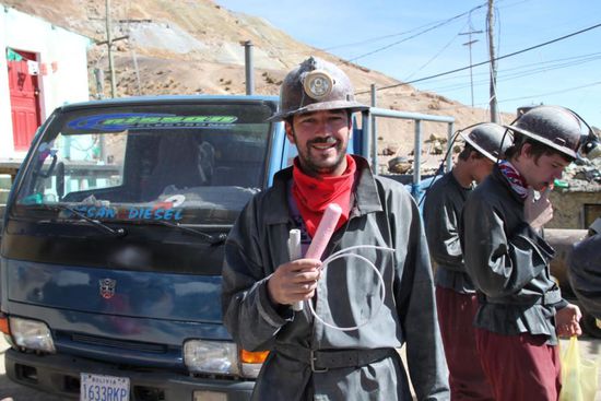 Noch laechelnd mit Dynamit als Geschenk