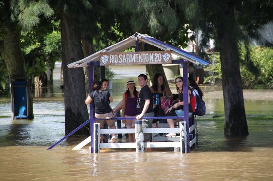 Warten auf das Fluss-Taxi mit nassen Füßen