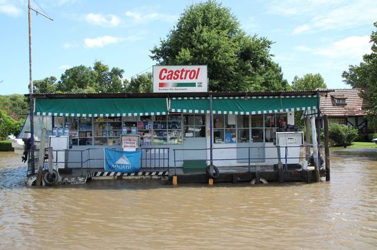 Fluss-Tankstelle fast unter Wasser