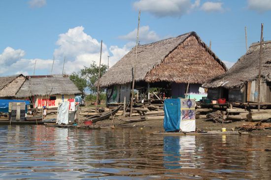 Schwimmende Haeuser mit vorgelagerter Flusstoilette