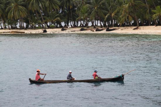 Kuna Indianer mit Einbaum