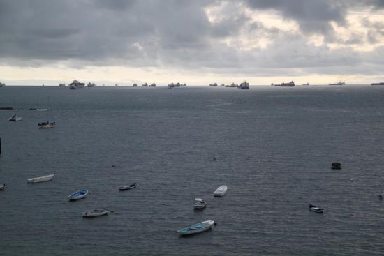 Wartende Schiffe am Kanal (im Hintergrund)