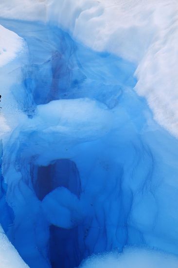 Wassergefuellte Gletscherspalte