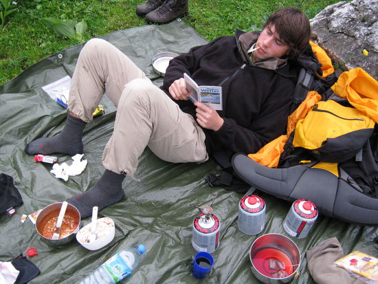 Stefan liest fachkundige Wolkenerkennungslektüre ! Nur doof, dass alle irgendwie gleich aussehen !